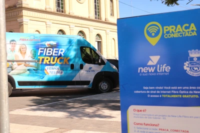 Foto de placa em local de hotspot Wi-Fi do Projeto Praça Conectada